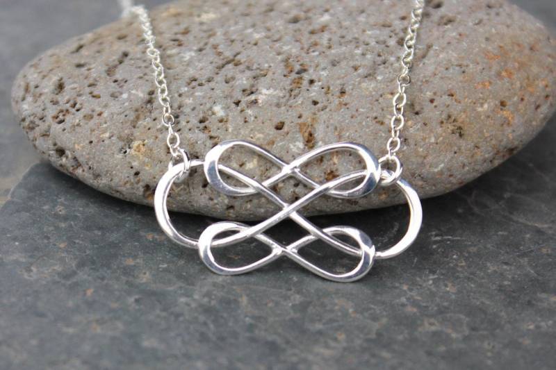 Dreifache Infinity Halskette - Sterling Silber Unendlichkeitszeichen Und Zarte Kette Familie Liebe Ewig Endlos Für Immer Unendlich Dreifache Infinity Halskette - Sterling Silber Unendlichkeitszeichen Und Zarte Kette Familie Liebe Ewig Endlos Für Immer Unendlich von WinterberryJewelry