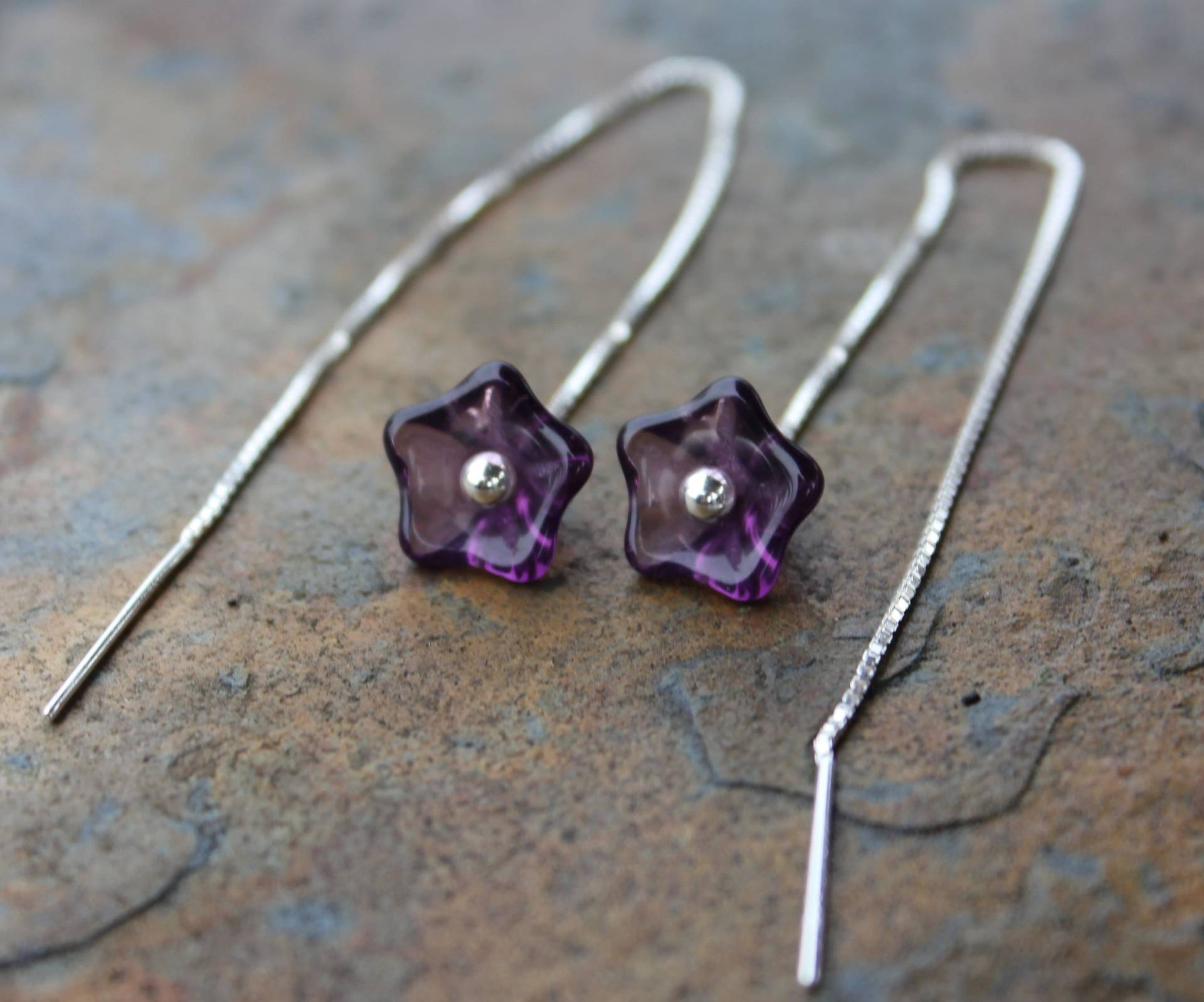 Dunkelviolette Blumen-Ohrringe - Bunte Glasblüten Auf Schlichten Modernen Sterling Silber Ohrhängern von WinterberryJewelry