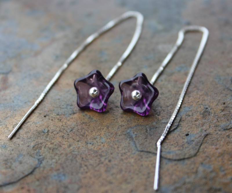 Dunkelviolette Blumen-Ohrringe - Bunte Glasblüten Auf Schlichten Modernen Sterling Silber Ohrhängern Dunkelviolette Blumen-Ohrringe - Bunte Glasblüten Auf Schlichten Modernen Sterling Silber Ohrhängern von WinterberryJewelry