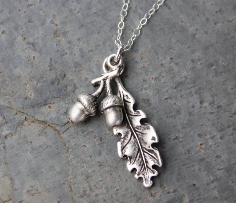 Eichel Und Eichenblatt Halskette - Satinierte Silber Charms Auf Sterling Kette Graduierung, Wachstum Eichel Und Eichenblatt Halskette - Satinierte Silber Charms Auf Sterling Kette Graduierung, Wachstum von WinterberryJewelry