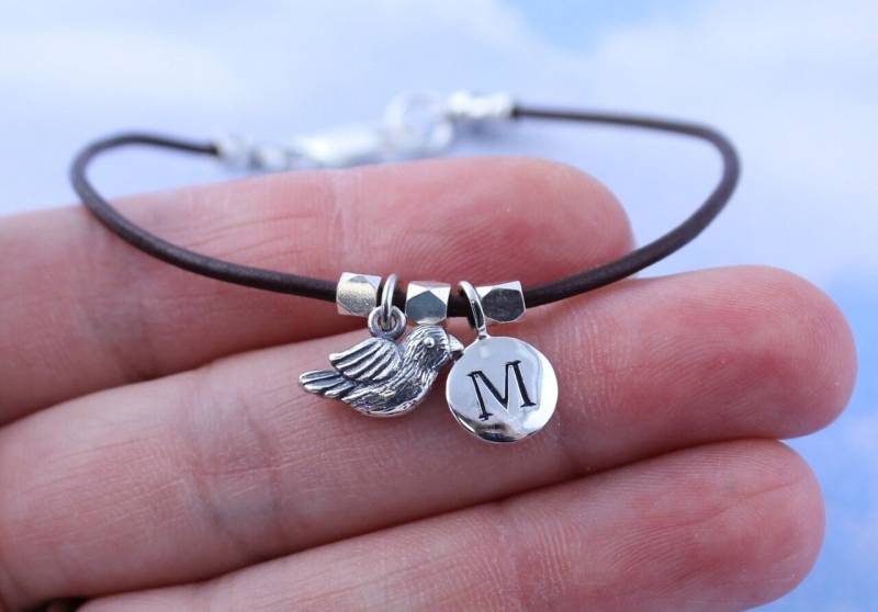 Ein Kleiner Vogel Und Ein Echtes Charm Armband Oder Fußkettchen - Sterling Silber Auf Braunem Leder Individuell Angefertigt Mit Ihrem Initial von WinterberryJewelry