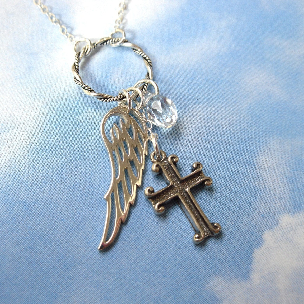 Erinnerung Halskette - Engelsflügel, Kreuz, Kristalltropfen An Gedrehtem Sterling Silber Ring Und Zarter Kette von WinterberryJewelry