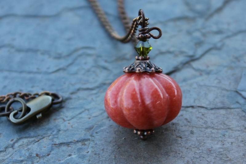 Ernte-Kürbis Kette - Orange Jade Edelstein, Antikmessing Kette- Herbstfarben, Bernstein Orange, Olivin Grün, Braun Ernte-Kürbis Kette - Orange Jade Edelstein, Antikmessing Kette- Herbstfarben, Bernstein Orange, Olivin Grün, Braun von WinterberryJewelry