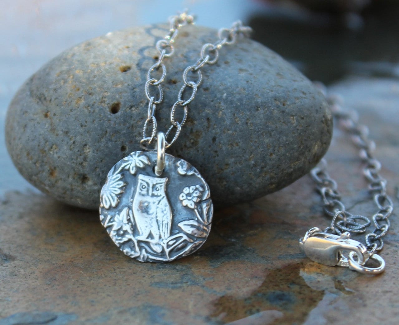 Eule in Baum-Kette Handgemachter Feinsilber Anhänger - Vogel + Blumen Vintage Stil An Gehämmerter Sterling Silber Kette von WinterberryJewelry