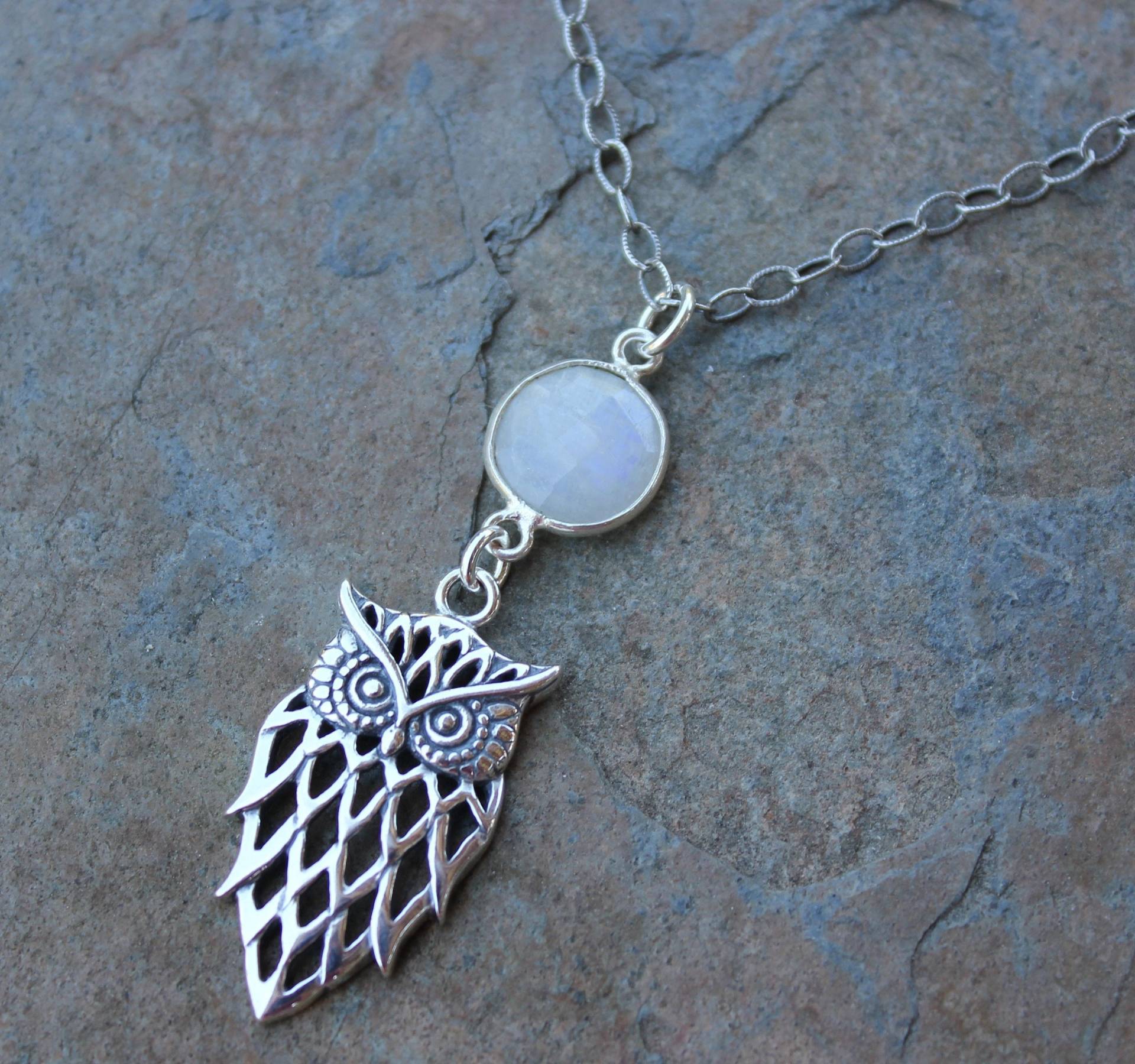 Eule & Vollmond Anhänger Mit Mondstein, Sterling Silber Charm Und Kette - Rustikale Waldvogel Halskette Edelstein Mond von WinterberryJewelry