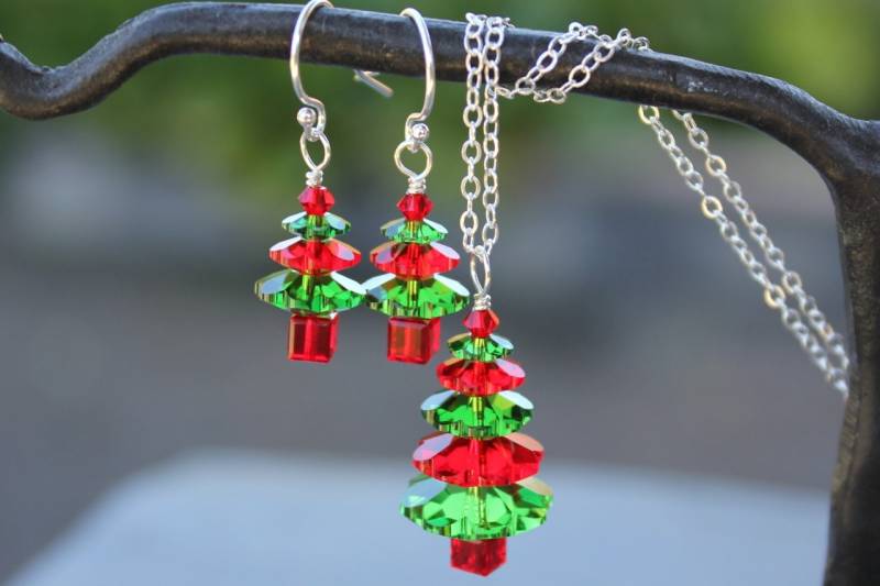 Farn Grün Und Kirschrot Weihnachtsbaum Sterling Silber Halskette & Ohrring Set - Gemacht Mit Grünen + Roten Swarovski Kristallen Urlaubsglanz Farn Grün Und Kirschrot Weihnachtsbaum Sterling Silber Halskette & Ohrring Set - Gemacht Mit Grünen + Roten Swarovski Kristallen Urlaubsglanz von WinterberryJewelry