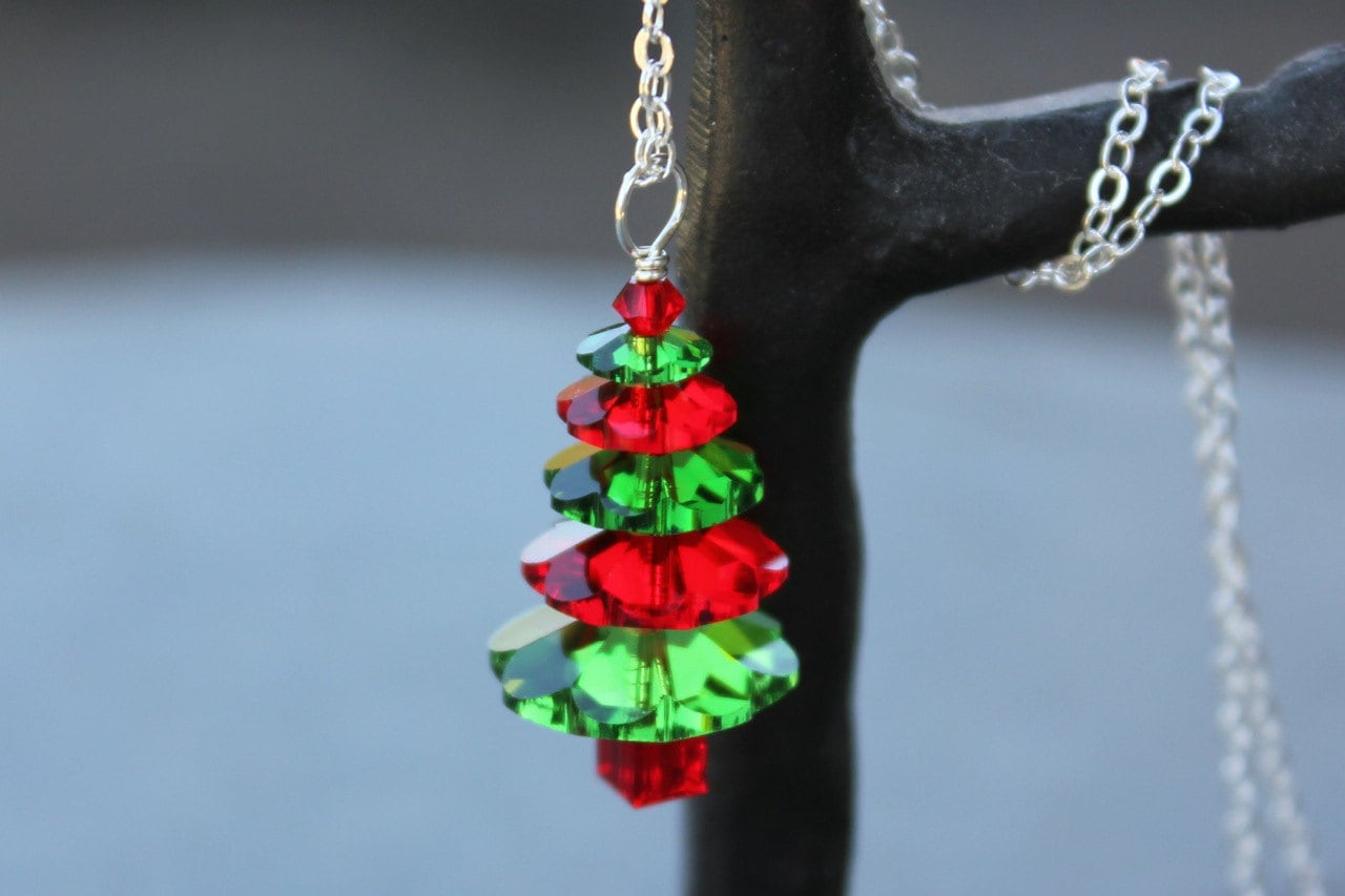 Fern Grün & Kirschrot Kristall Weihnachtsbaum Halskette - Sterling Silber Kette, Rote Und Grüne Swarovski Kristalle Urlaubs Funkeln von WinterberryJewelry