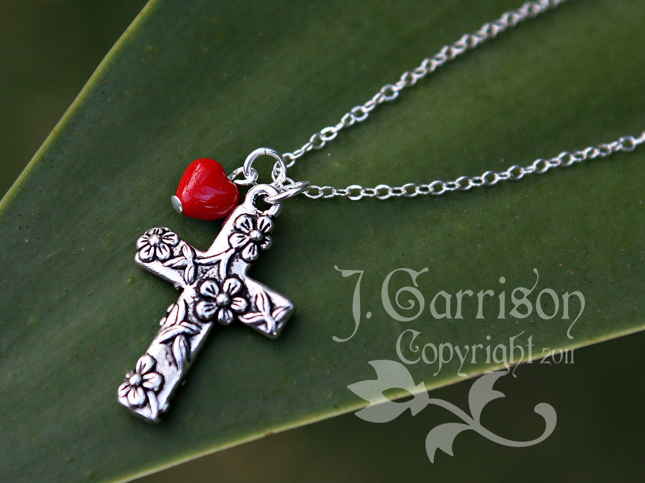 Floral Kreuz Halskette - Rotes Glasherz, Versilbertes Kreuz, Sterling Silber Kette Geburtssteinfarben Erhältlich von WinterberryJewelry