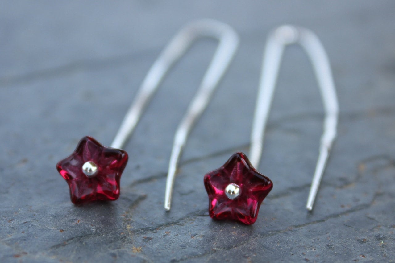 Fuchsia Glas Blüten Sterling Silber Ohrstecker - Schlanke Moderne Ohrhänger Mit Tief Cranberry Roten von WinterberryJewelry