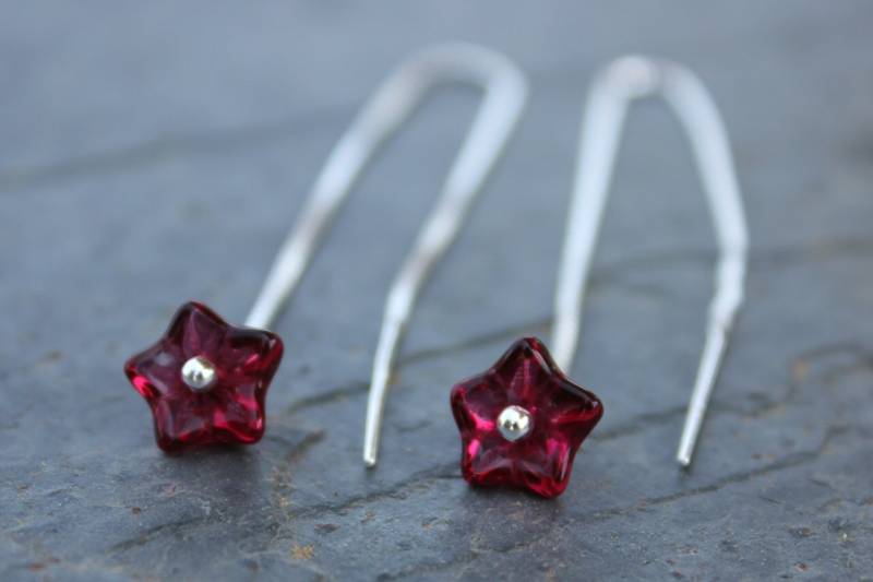 Fuchsia Glas Blüten Sterling Silber Ohrstecker - Schlanke Moderne Ohrhänger Mit Tief Cranberry Roten Fuchsia Glas Blüten Sterling Silber Ohrstecker - Schlanke Moderne Ohrhänger Mit Tief Cranberry Roten von WinterberryJewelry