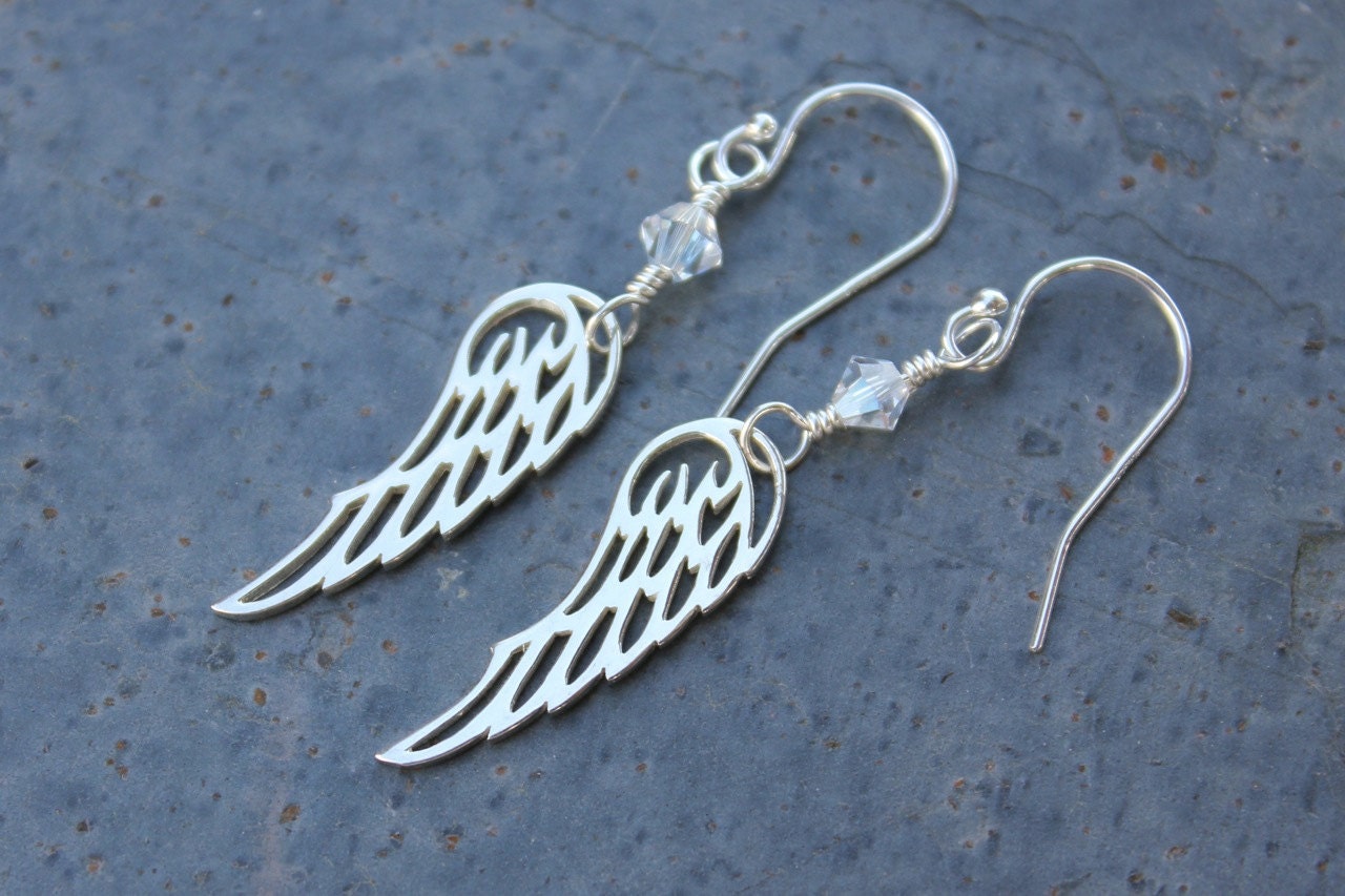 Geflügelte Ohrringe - Sterling Silber Engel Flügel Charms, Geburtsstein Kristalle, Haken von WinterberryJewelry