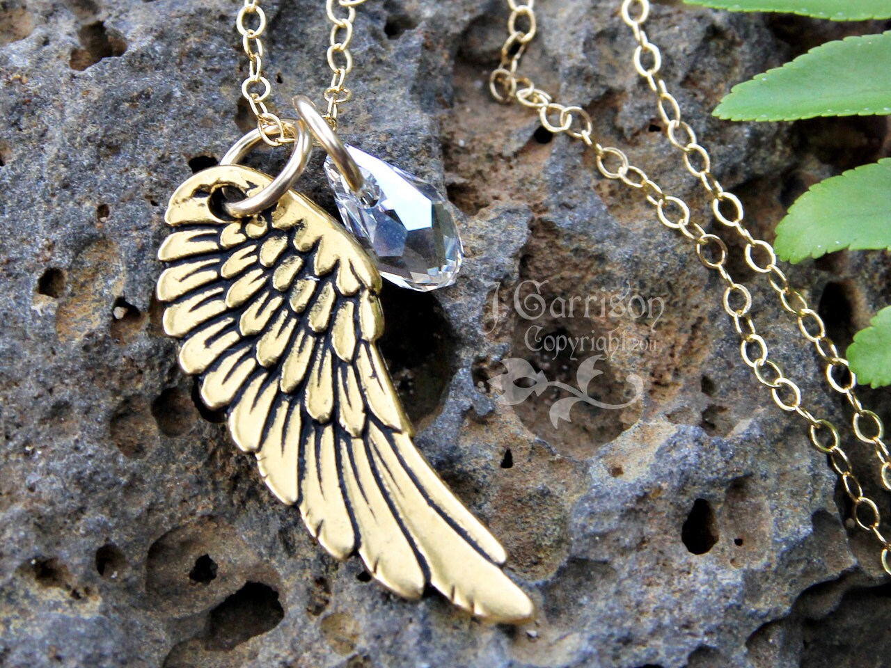 Gold Engelsflügel Halskette - Vergoldeter Erinnerungsanhänger & Swarovski Geburtsstein An Zarter 14K Gold Filled Kette von WinterberryJewelry