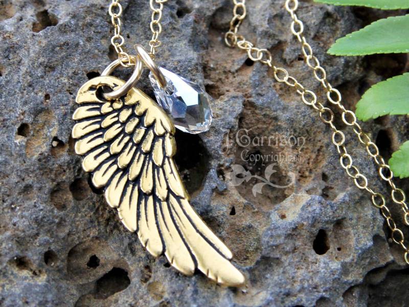 Gold Engelsflügel Halskette - Vergoldeter Erinnerungsanhänger & Swarovski Geburtsstein An Zarter 14K Gold Filled Kette Gold Engelsflügel Halskette - Vergoldeter Erinnerungsanhänger & Swarovski Geburtsstein An Zarter 14K Gold Filled Kette von WinterberryJewelry