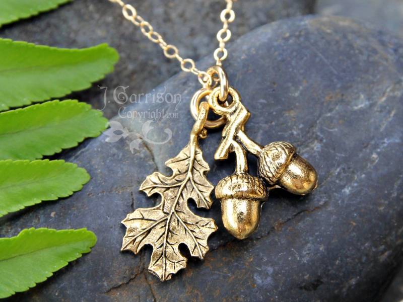 Goldene Eichel Und Eichenblatt Halskette - Vergoldete Zinn Anhänger An 14K Gold Filled Zarten Kette Goldene Eichel Und Eichenblatt Halskette - Vergoldete Zinn Anhänger An 14K Gold Filled Zarten Kette von WinterberryJewelry