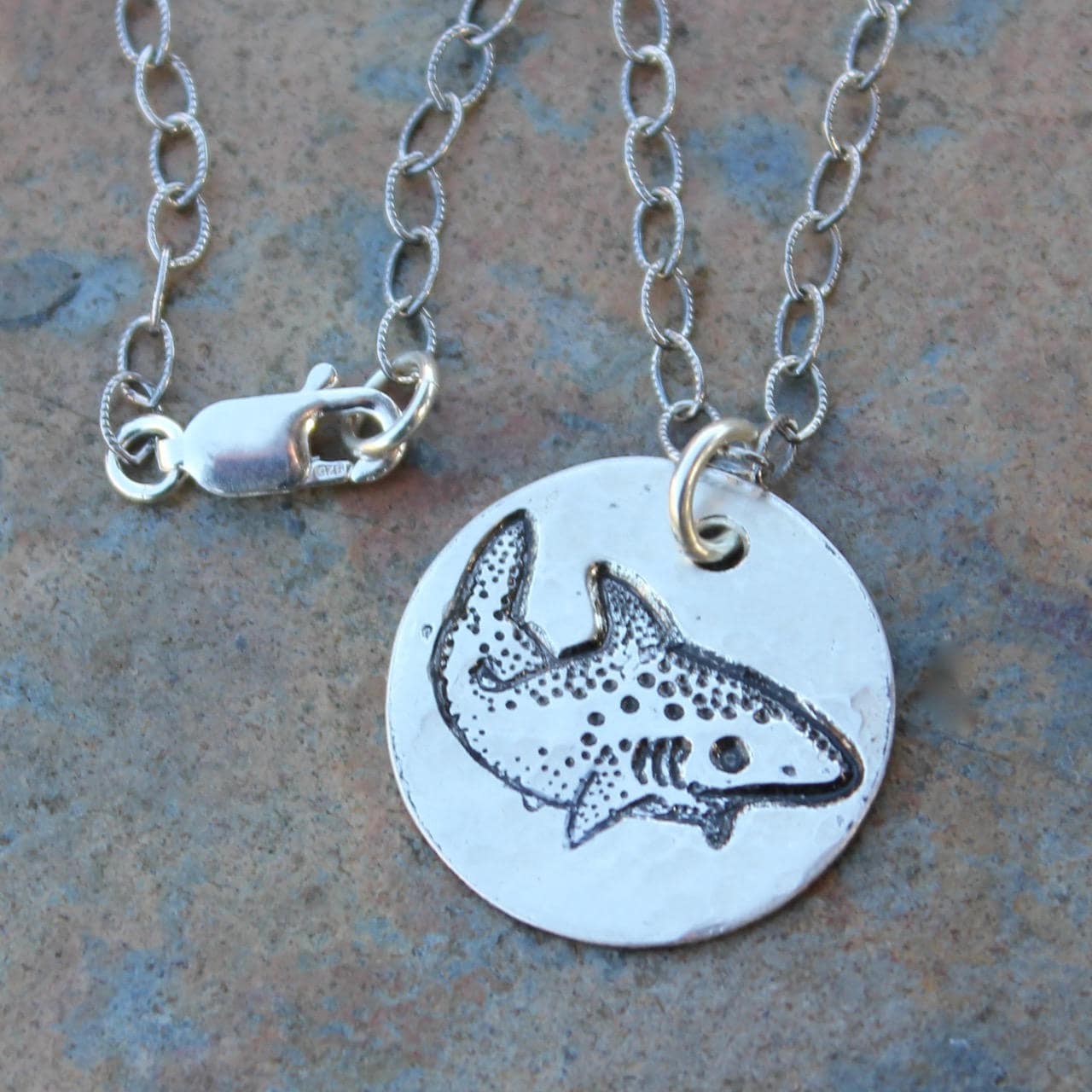 Hai Halskette - Handgemachter Gehämmerter Feinsilberanhänger An Oxidierter Strukturierter Sterlingsilberkette Meeresfisch von WinterberryJewelry