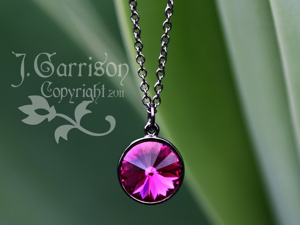 Halskette Fuchsia Und Schwarz - Pink Swarovski Kristall Rivoli Stein An Geschwärzter Kette Gothic Romance von WinterberryJewelry
