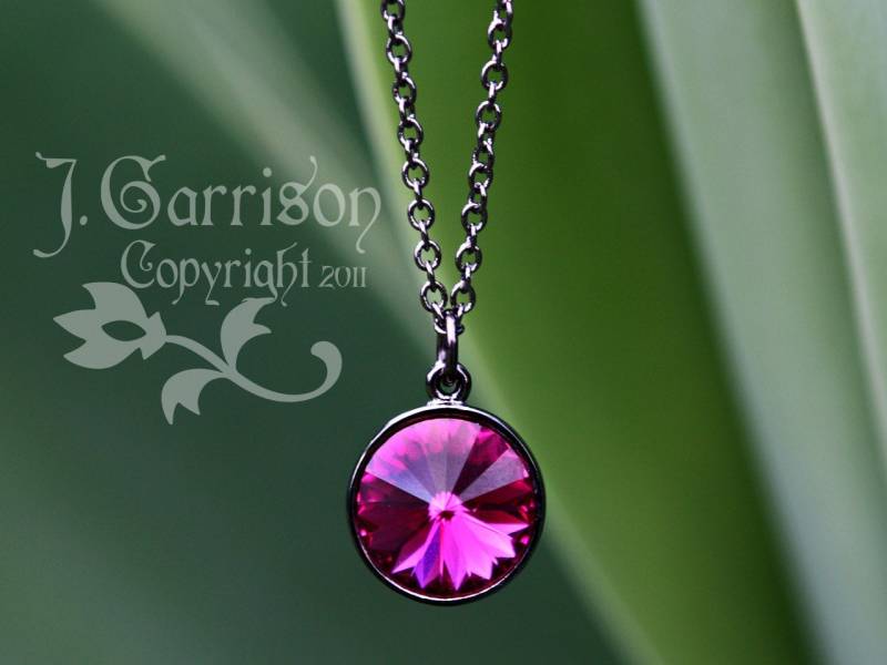 Halskette Fuchsia Und Schwarz - Pink Swarovski Kristall Rivoli Stein An Geschwärzter Kette Gothic Romance Halskette Fuchsia Und Schwarz - Pink Swarovski Kristall Rivoli Stein An Geschwärzter Kette Gothic Romance von WinterberryJewelry