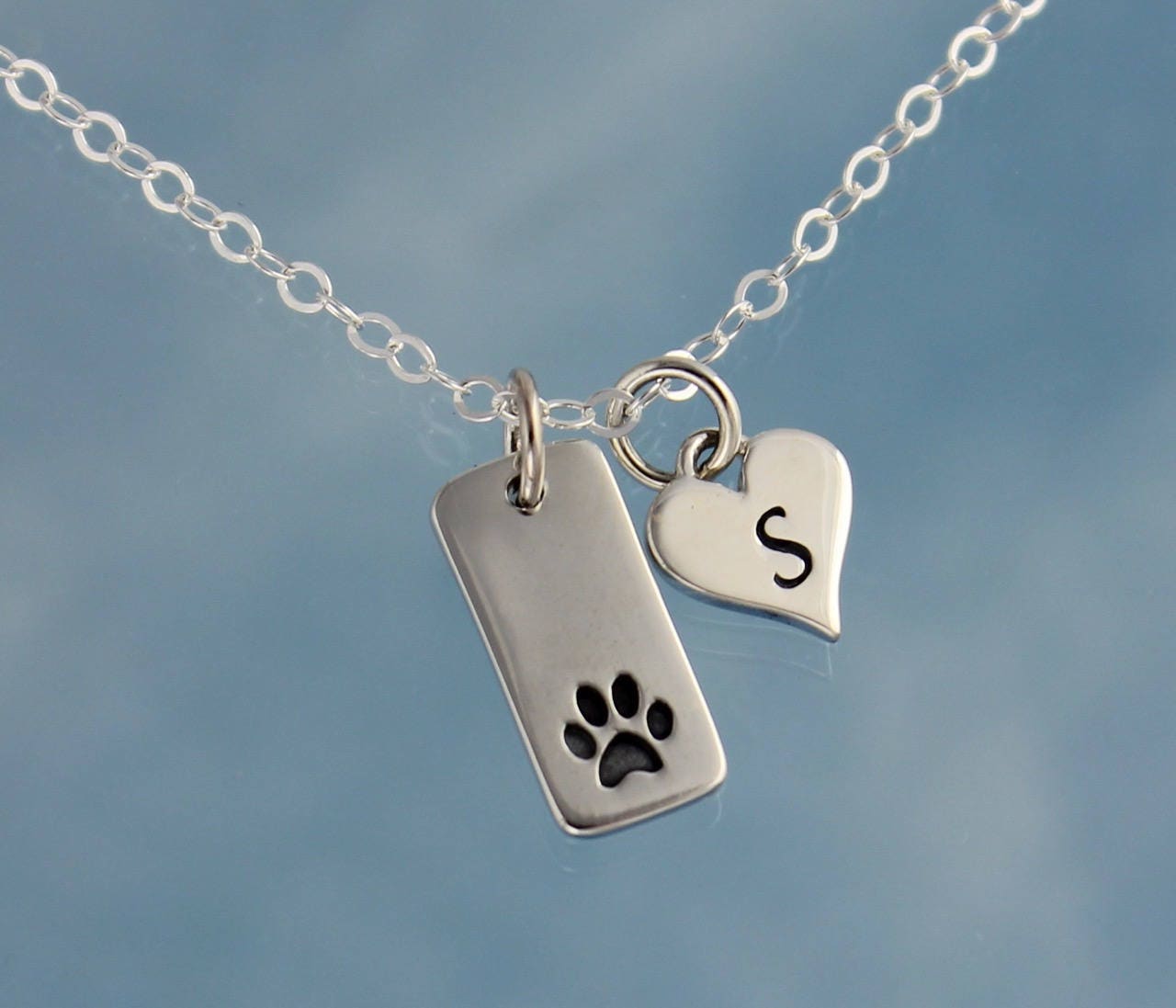 Halskette Mit Initial -Winziger Hund Oder Katze Pfoten Abdruck Und Herz Charms - Sterling Silber Schmuck von WinterberryJewelry