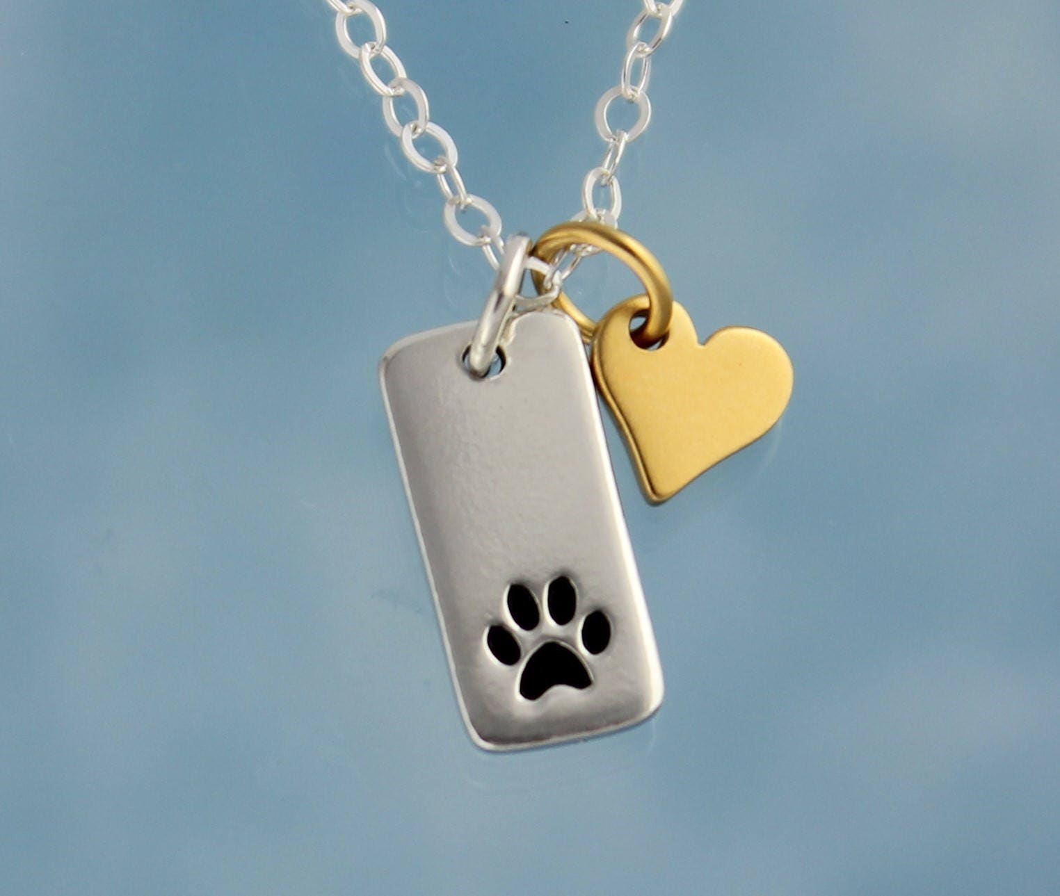 Halskette Mit Niedlichem Pfotenabdruck Von Hund Oder Katze Und Vergoldeten Bronze Herzanhängern von WinterberryJewelry