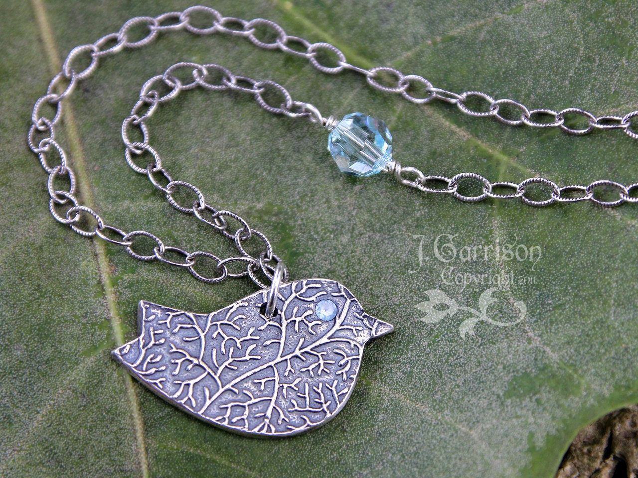 Handgefertigte Feinsilber Vogel-Anhänger Mit Hellblauen Topas-Auge - 925 Silberkette von WinterberryJewelry