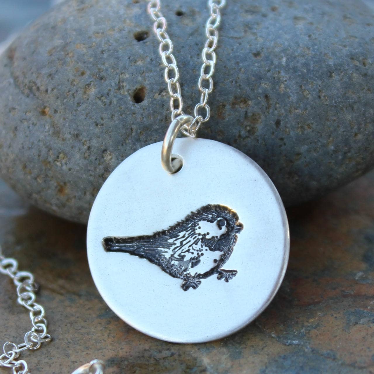 Handgefertigte Halskette Aus Feinsilber Mit Vogelstempel Und Einer Silberkette von WinterberryJewelry