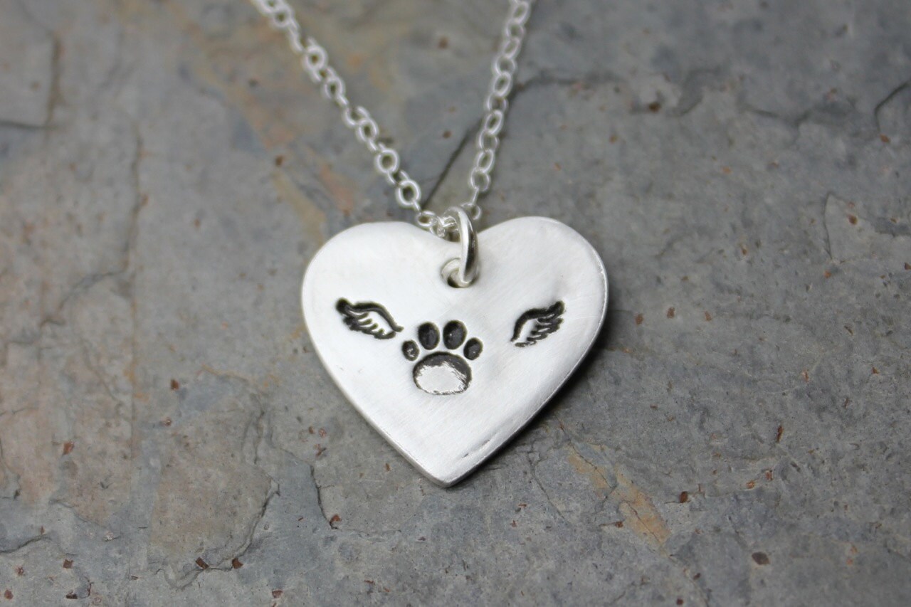 Handgemachter Feinsilber Herzanhänger Mit Katzen/Hunde Pfotenabdruck & Engelsflügeln - Sterling Kette von WinterberryJewelry