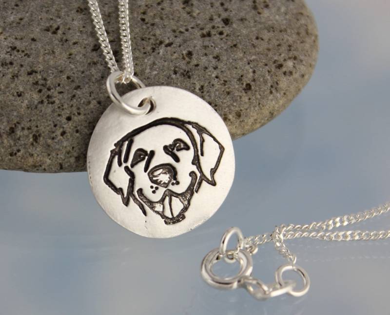 Happy Doggy Halskette - Handgemachter Scheibenanhänger Aus Feinsilber Mit Einem Labrador Oder Golden Retriever Hundegesicht An Einer Sterlingsilber Happy Doggy Halskette - Handgemachter Scheibenanhänger Aus Feinsilber Mit Einem Labrador Oder Golden Retriever Hundegesicht An Einer Sterlingsilber von WinterberryJewelry