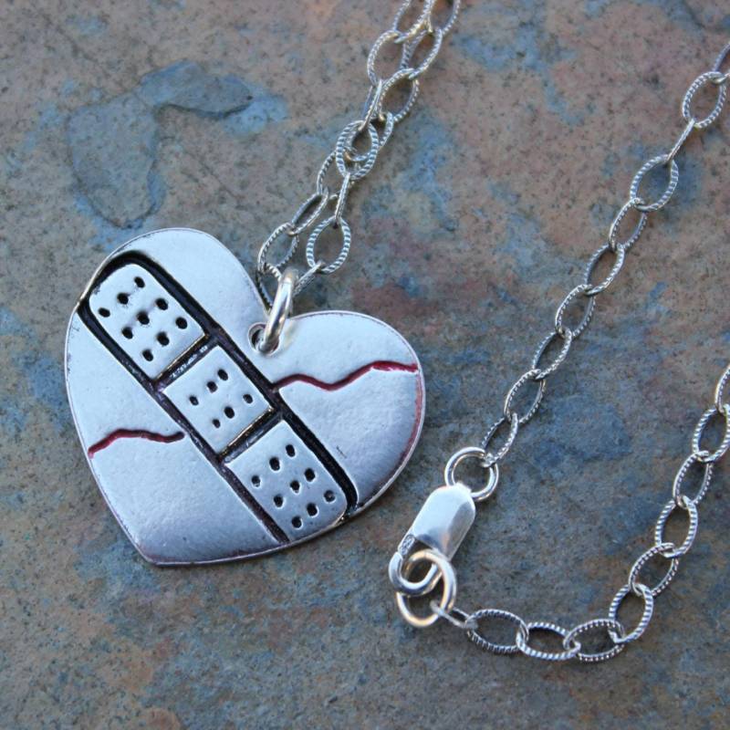Healing Heart Halskette - Handgemachtes Gebrochenes Silberherz Mit Pflaster Auf Einer Oxidierten Texturierten Sterlingsilberkette Healing Heart Halskette - Handgemachtes Gebrochenes Silberherz Mit Pflaster Auf Einer Oxidierten Texturierten Sterlingsilberkette von WinterberryJewelry