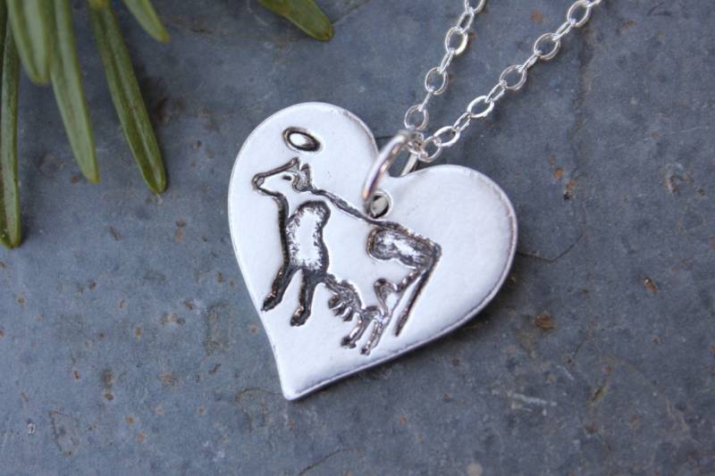 Heilige Kuh Halskette - Handgemachtes Feinsilberherz Mit Entzückender Milchkuh An Einer Aus Sterlingsilber Bauernhof, Scheune, Land Heilige Kuh Halskette - Handgemachtes Feinsilberherz Mit Entzückender Milchkuh An Einer Aus Sterlingsilber Bauernhof, Scheune, Land von WinterberryJewelry