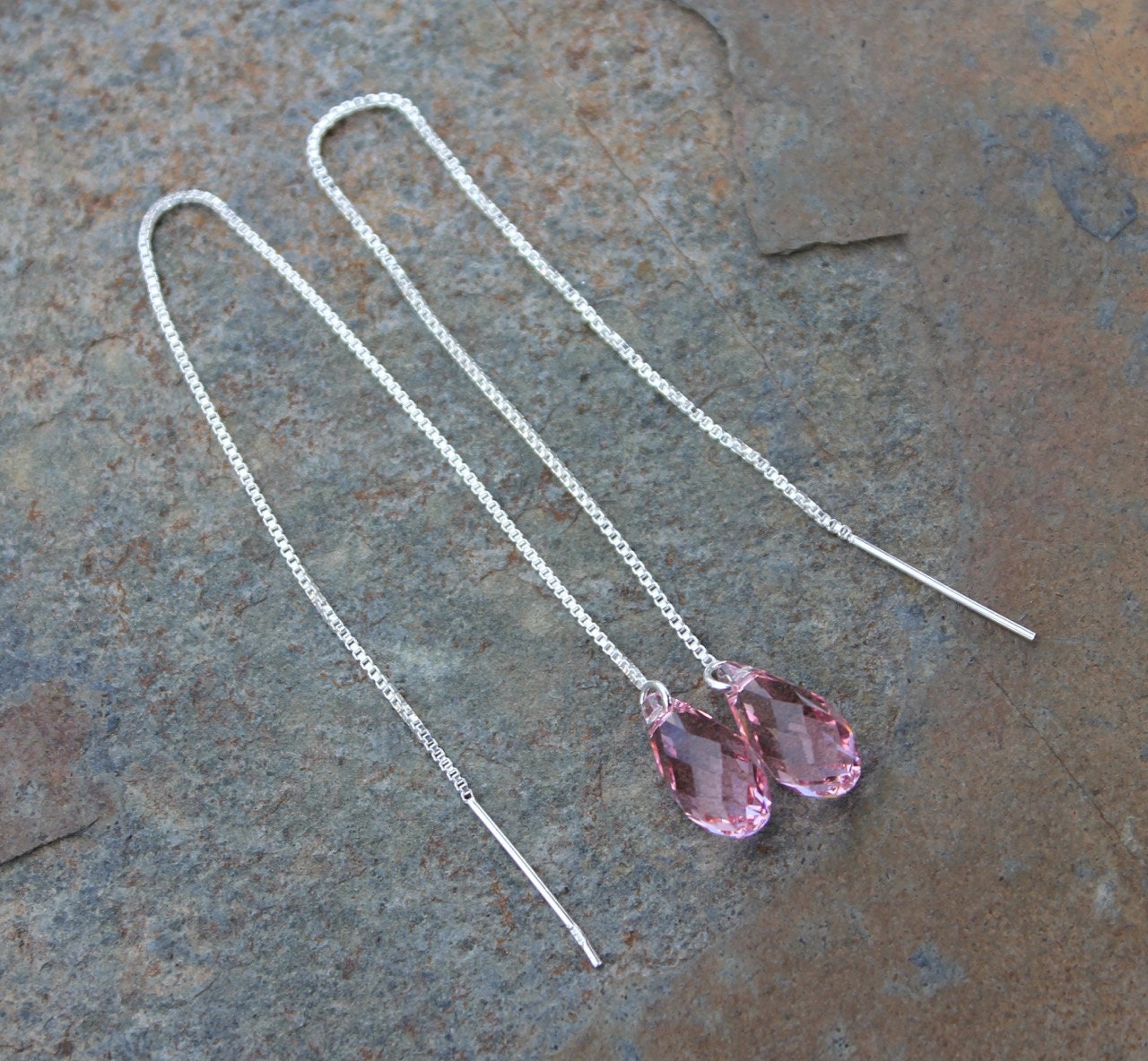 Hellrosa Briolette Ohrringe - Swarovski Kristall Tropfen An Langen Sterling Silber Ohrfäden von WinterberryJewelry