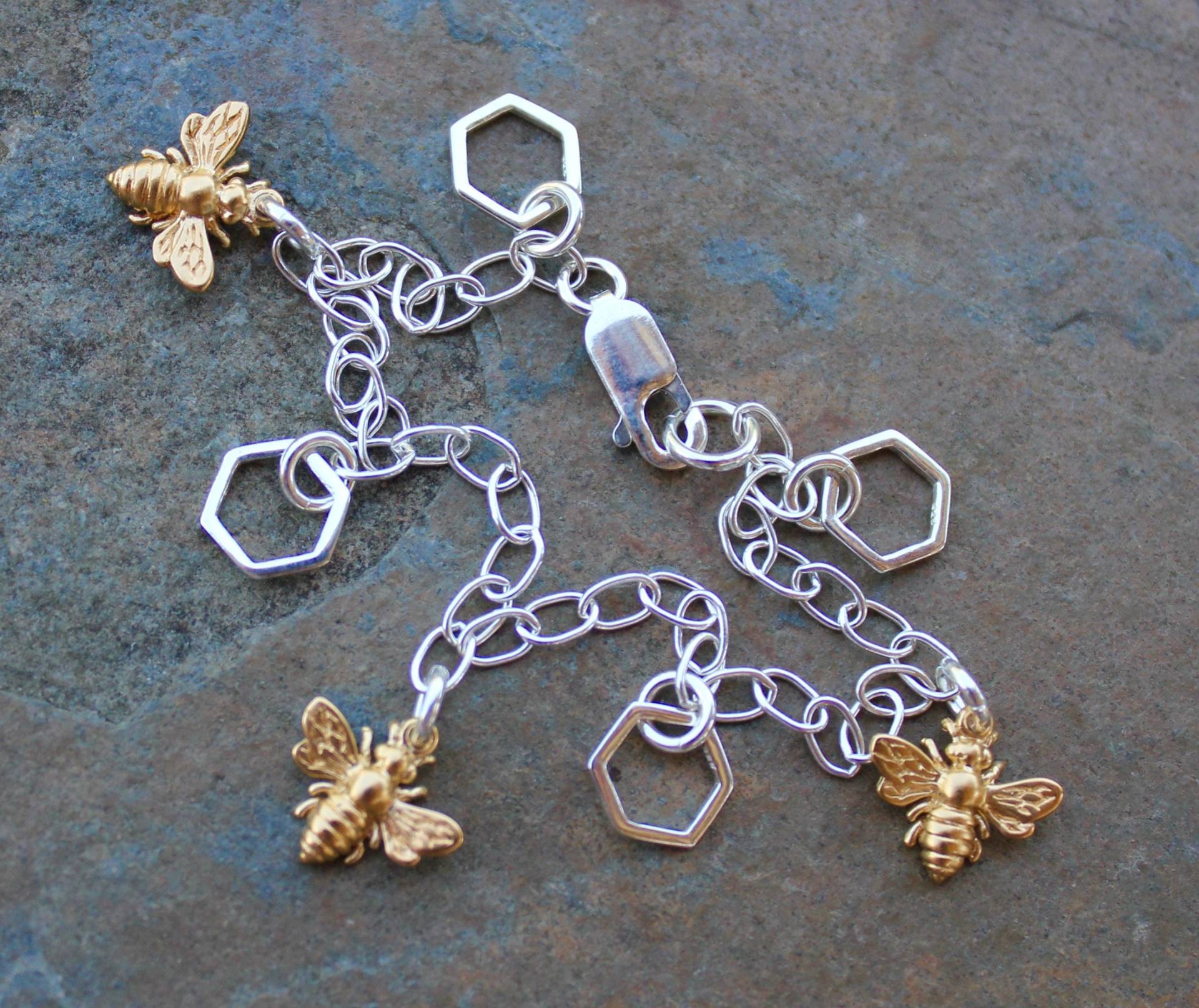 Honigbiene Und Honigwaben Bettelarmband - Winzige Sterling Silber Waben, 24K Vergoldete Bienen, Zarte Kette von WinterberryJewelry