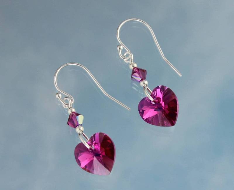 Hot Pink Herz Ohrringe - Funkelnde Fuchsia Ab Swarovski Kristallherzen An Sterling Silber Haken Ebenfalls Erhältlich. Goldhaken Hot Pink Herz Ohrringe - Funkelnde Fuchsia Ab Swarovski Kristallherzen An Sterling Silber Haken Ebenfalls Erhältlich. Goldhaken von WinterberryJewelry