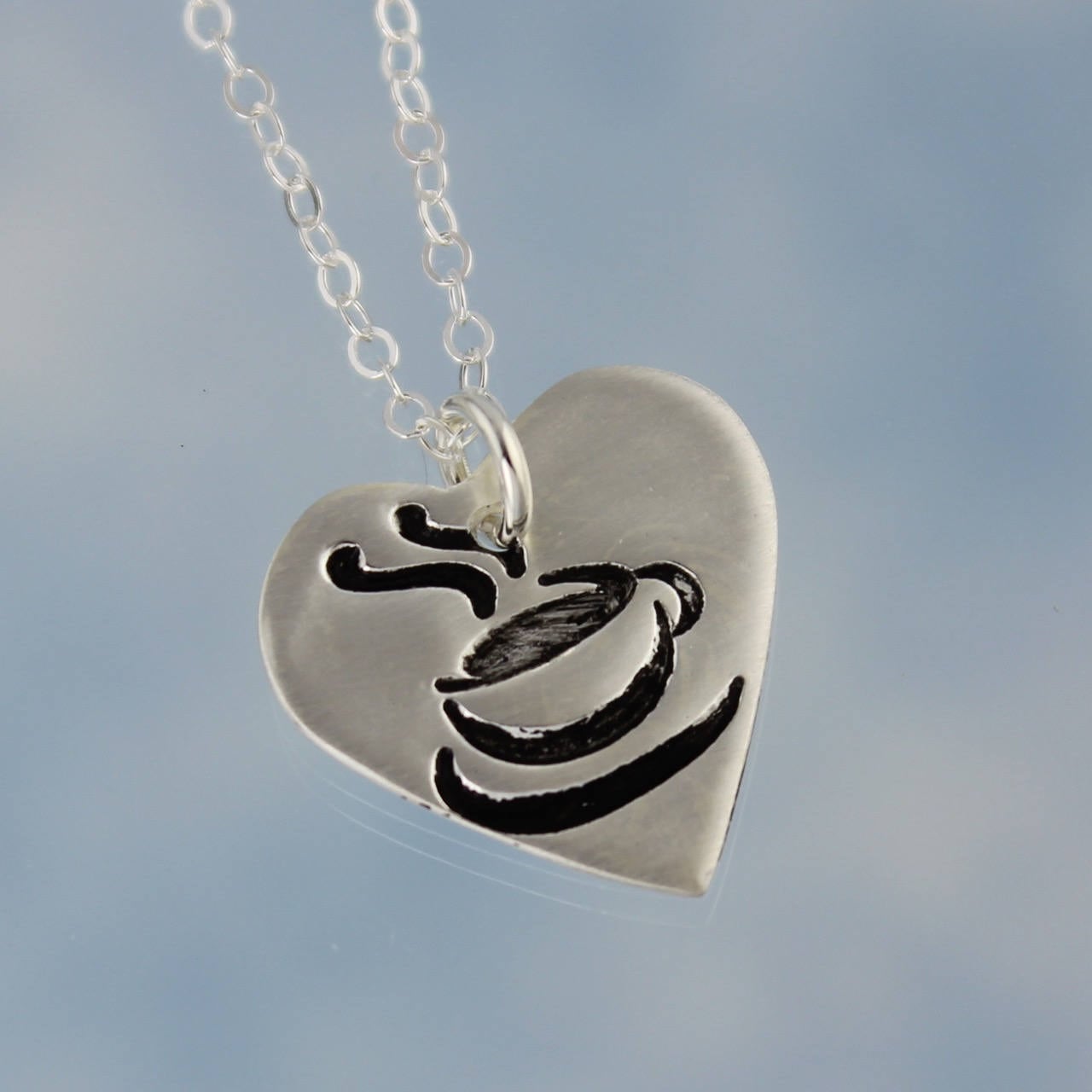 I Heart Kaffee Love Tea - Handgefertigter Feinsilber Herzanhänger Mit Teetasse Und An Sterlingsilberkette Version 2 Aufrecht Stehendes Herz von WinterberryJewelry