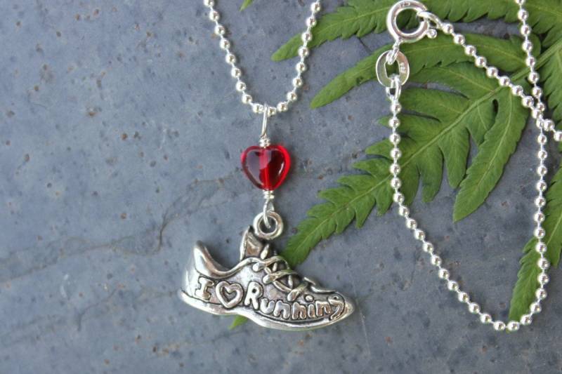 Ich Liebe Das Laufen Halskette - Sterling Silber Laufschuh Anhänger Und Kleines Rotes Herz An Kugelkette -Oder Wählen Sie Geburtsstein Kristalle Ich Liebe Das Laufen Halskette - Sterling Silber Laufschuh Anhänger Und Kleines Rotes Herz An Kugelkette -Oder Wählen Sie Geburtsstein Kristalle von WinterberryJewelry