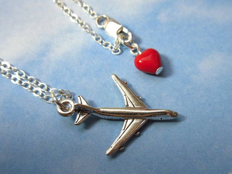 Jet Setter Halskette - Sterling Silber Flugzeug Anhänger Und Rotes Glas Herz An Zarter Kette Für Reisende, Flugbegleiter Jet Setter Halskette - Sterling Silber Flugzeug Anhänger Und Rotes Glas Herz An Zarter Kette Für Reisende, Flugbegleiter von WinterberryJewelry