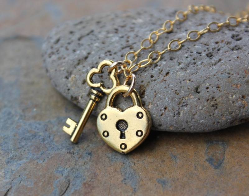 Key To My Heart Halskette - 22K Vergoldetes Zinn Herzschloss Und Schlüssel Charms An 14K Gold Filled Kette Key To My Heart Halskette - 22K Vergoldetes Zinn Herzschloss Und Schlüssel Charms An 14K Gold Filled Kette von WinterberryJewelry