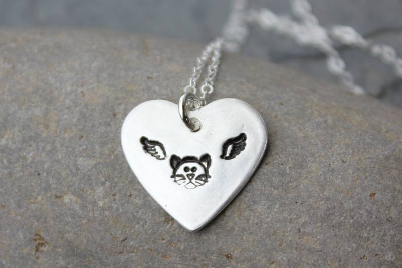 Kitty Engel Halskette - Handgemachtes Feinsilber Herz Mit Katzengesicht & Engelsflügel Sterling Silber Kette Füge Einen Namen Hinzu Nach Wunsch Kitty Engel Halskette - Handgemachtes Feinsilber Herz Mit Katzengesicht & Engelsflügel Sterling Silber Kette Füge Einen Namen Hinzu Nach Wunsch von WinterberryJewelry