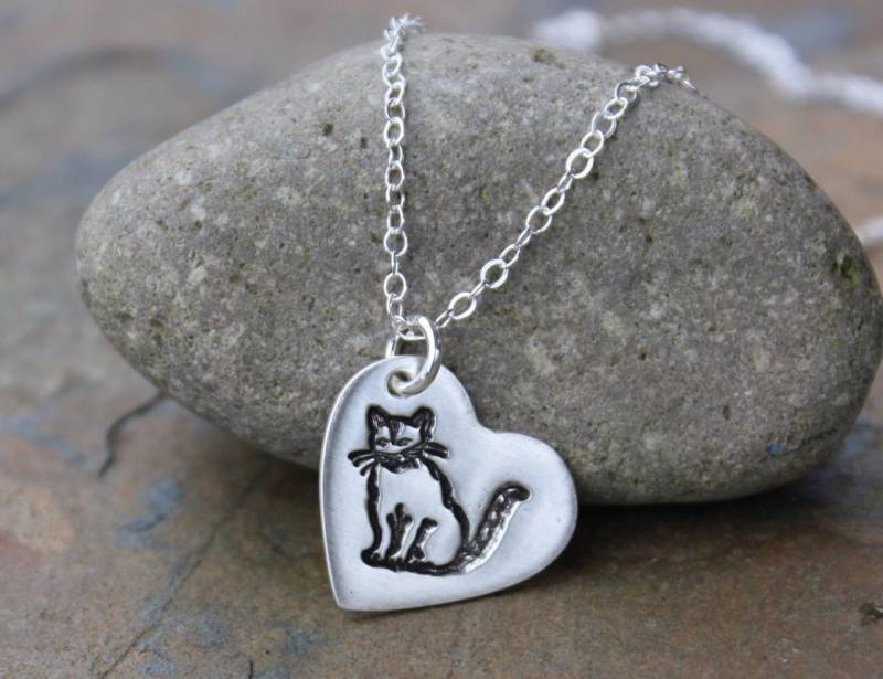 Kitty Katzen Herz Halskette - Handgemachter Feiner Silber Charm Mit Handgestempelter Katze An Einer Kette Aus Sterling Kitty Katzen Herz Halskette - Handgemachter Feiner Silber Charm Mit Handgestempelter Katze An Einer Kette Aus Sterling von WinterberryJewelry