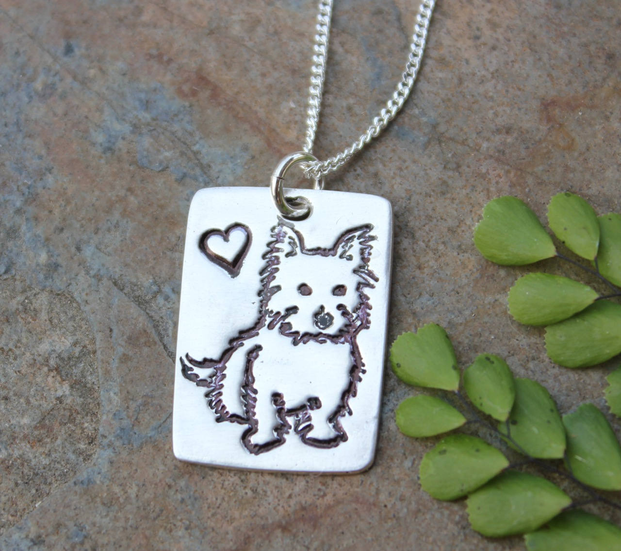 Kleine Terrier Halskette - Handgemachter Rechteck Anhänger Aus Feinsilber Mit Niedlichem Hund Und Herz An Sterling Silber Panzerkette Yorkie Westie von WinterberryJewelry