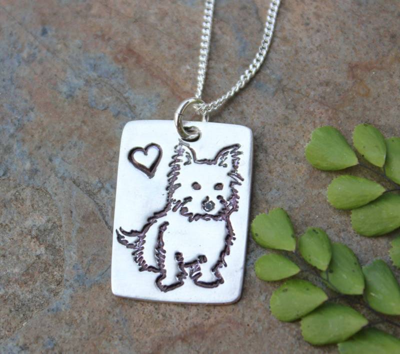 Kleine Terrier Halskette - Handgemachter Rechteck Anhänger Aus Feinsilber Mit Niedlichem Hund Und Herz An Sterling Silber Panzerkette Yorkie Westie Kleine Terrier Halskette - Handgemachter Rechteck Anhänger Aus Feinsilber Mit Niedlichem Hund Und Herz An Sterling Silber Panzerkette Yorkie Westie von WinterberryJewelry