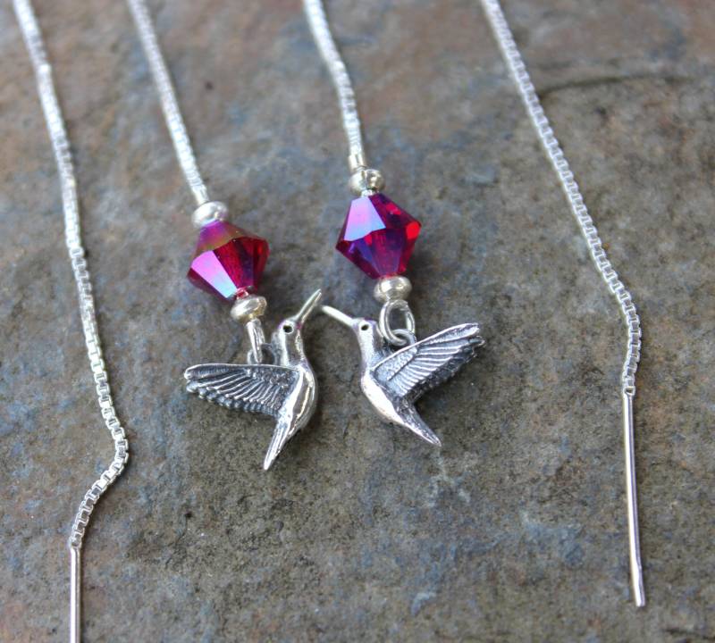 Kolibri Einfädler Ohrringe - Vogel Anhänger, Siam Schimmer Kristall An Glatten Sterling Silber Ohrfäden Kette Kolibri Einfädler Ohrringe - Vogel Anhänger, Siam Schimmer Kristall An Glatten Sterling Silber Ohrfäden Kette von WinterberryJewelry