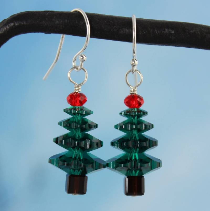 Kristall Weihnachtsbaum Ohrringe Aus Sterlingsilber Mit Smaragdgrünen Und Kirschroten Swarovski-Kristallen - Feiertage Kristall Weihnachtsbaum Ohrringe Aus Sterlingsilber Mit Smaragdgrünen Und Kirschroten Swarovski-Kristallen - Feiertage von WinterberryJewelry