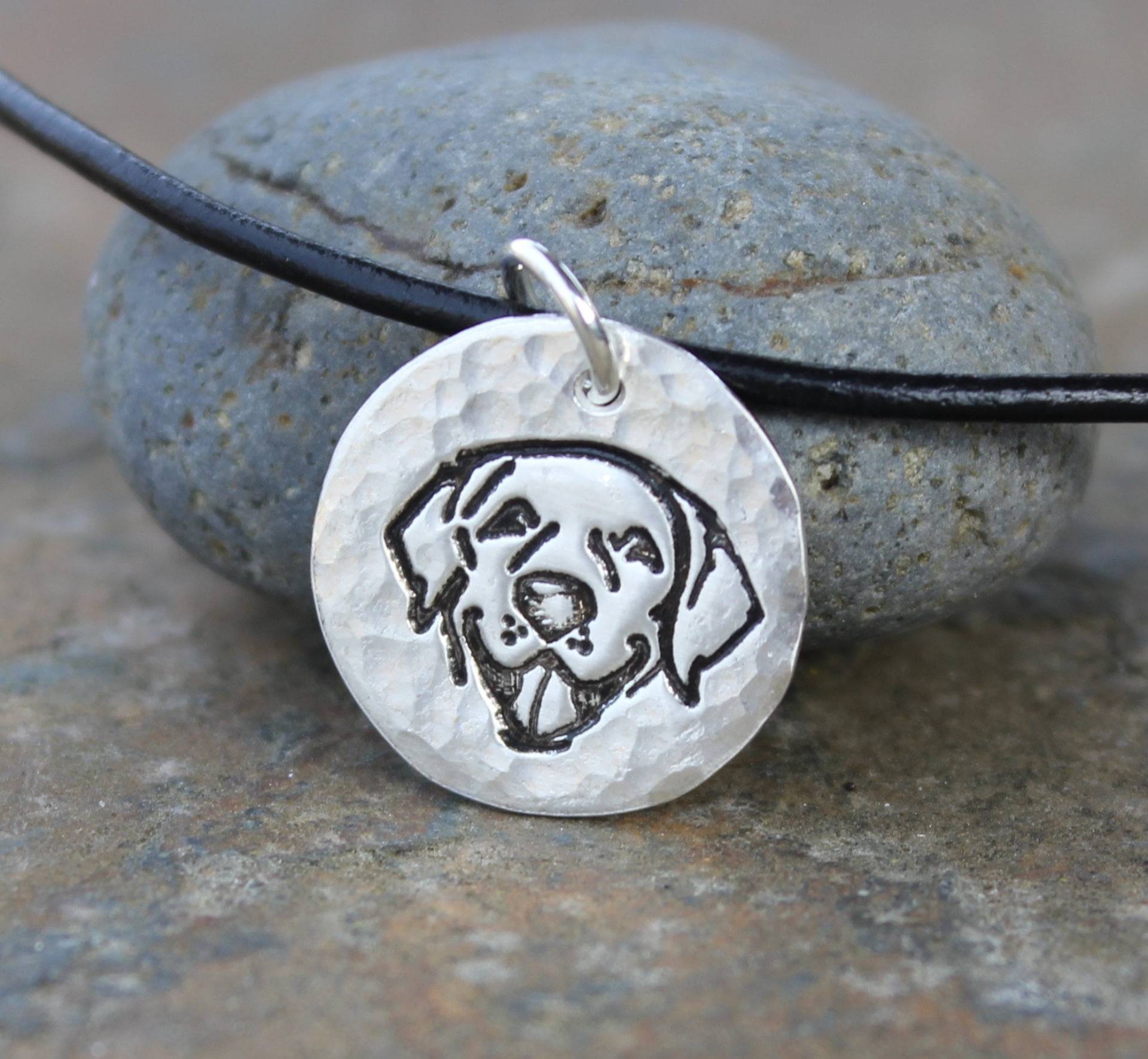 Lächelnde Hundehalskette - Handgemachter Scheibenanhänger Aus Silber Mit Labrador/Golden Retriever Hundegesicht Auf Einem Lederband von WinterberryJewelry