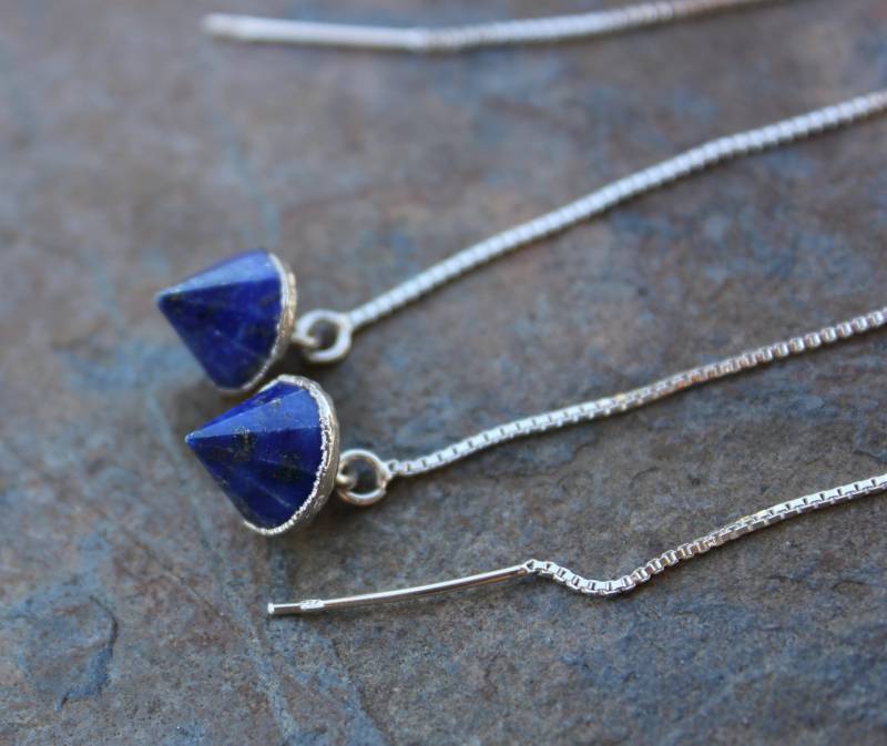 Lapislazuli Pendel-Durchzieher Ohrringe - Blaue Edelsteinkegeltropfen An Schlanken Sterling Silber Ohrfäden Kettenohrringe Lapislazuli Pendel-Durchzieher Ohrringe - Blaue Edelsteinkegeltropfen An Schlanken Sterling Silber Ohrfäden Kettenohrringe von WinterberryJewelry
