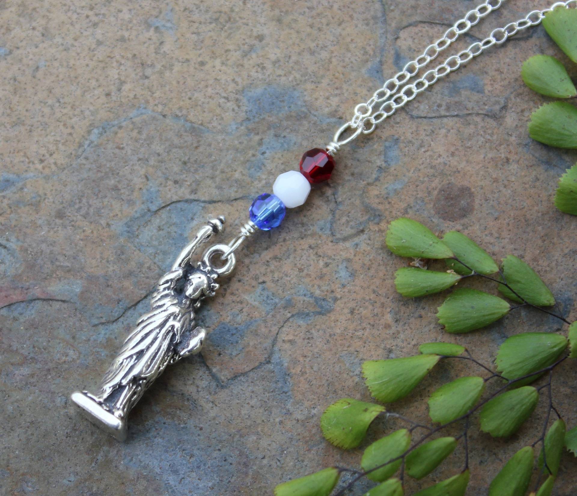 Liberty Halskette - Sterling Silber Statue Of Charm Und Rot, Weiß Blau Swarovski Kristalle An Zarter Kette Liberty Halskette - Sterling Silber Statue Of Charm Und Rot, Weiß Blau Swarovski Kristalle An Zarter Kette von WinterberryJewelry