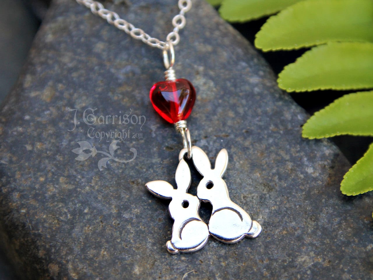 Liebe Bunnies Halskette - Winziger Sterling Silber Küssende Häschen Charme, Rotes Herz Oder Wählen Sie Geburtssteinfarbe Liebe Bunnies Halskette - Winziger Sterling Silber Küssende Häschen Charme, Rotes Herz Oder Wählen Sie Geburtssteinfarbe von WinterberryJewelry