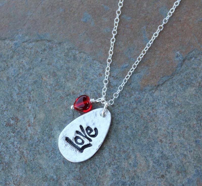 Liebe Halskette - Handgemachte Fein Silber Tröpfchen Charme Auf Einer Sterling Kette Rote Glas Herz Oder Geburtsstein Farben Liebe Halskette - Handgemachte Fein Silber Tröpfchen Charme Auf Einer Sterling Kette Rote Glas Herz Oder Geburtsstein Farben von WinterberryJewelry