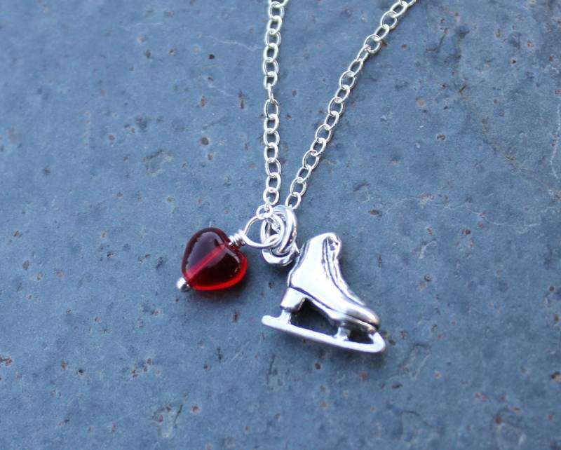 Liebe Zu Skate Halskette - Sterling Silber Schlittschuh Charme & Rotes Glas Herz An Kette Geburtsstein Kristalle Auch Erhältlich Liebe Zu Skate Halskette - Sterling Silber Schlittschuh Charme & Rotes Glas Herz An Kette Geburtsstein Kristalle Auch Erhältlich von WinterberryJewelry