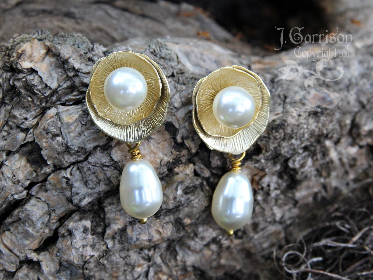 Lotus & Perlen Gold Ohrringe -Matt Stecker - Blütenblätter Weiße Zen Hochzeit von WinterberryJewelry