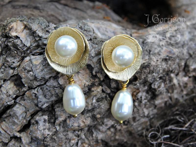 Lotus & Perlen Gold Ohrringe -Matt Stecker - Blütenblätter Weiße Zen Hochzeit Lotus & Perlen Gold Ohrringe -Matt Stecker - Blütenblätter Weiße Zen Hochzeit von WinterberryJewelry